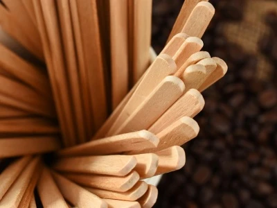 Per què les cafeteries utilitzen agitadors de cafè de fusta?